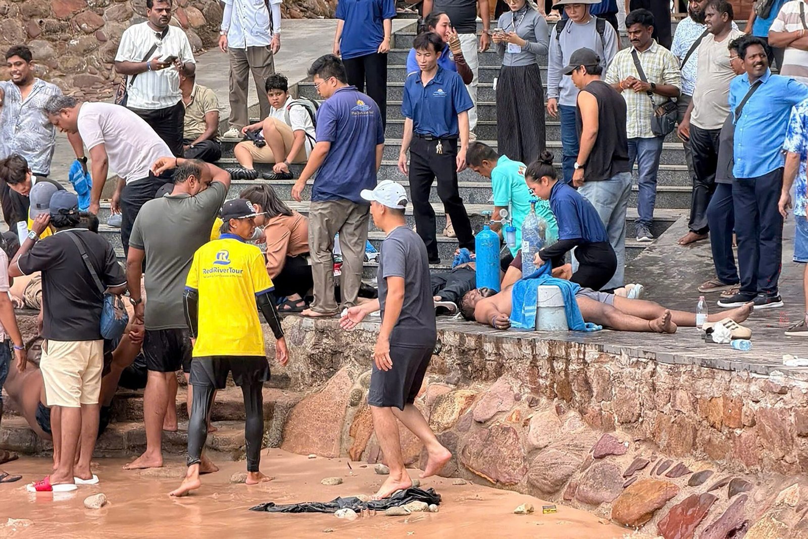 Barco com turistas indianos afunda no Vietnã e deixa 15 mortos