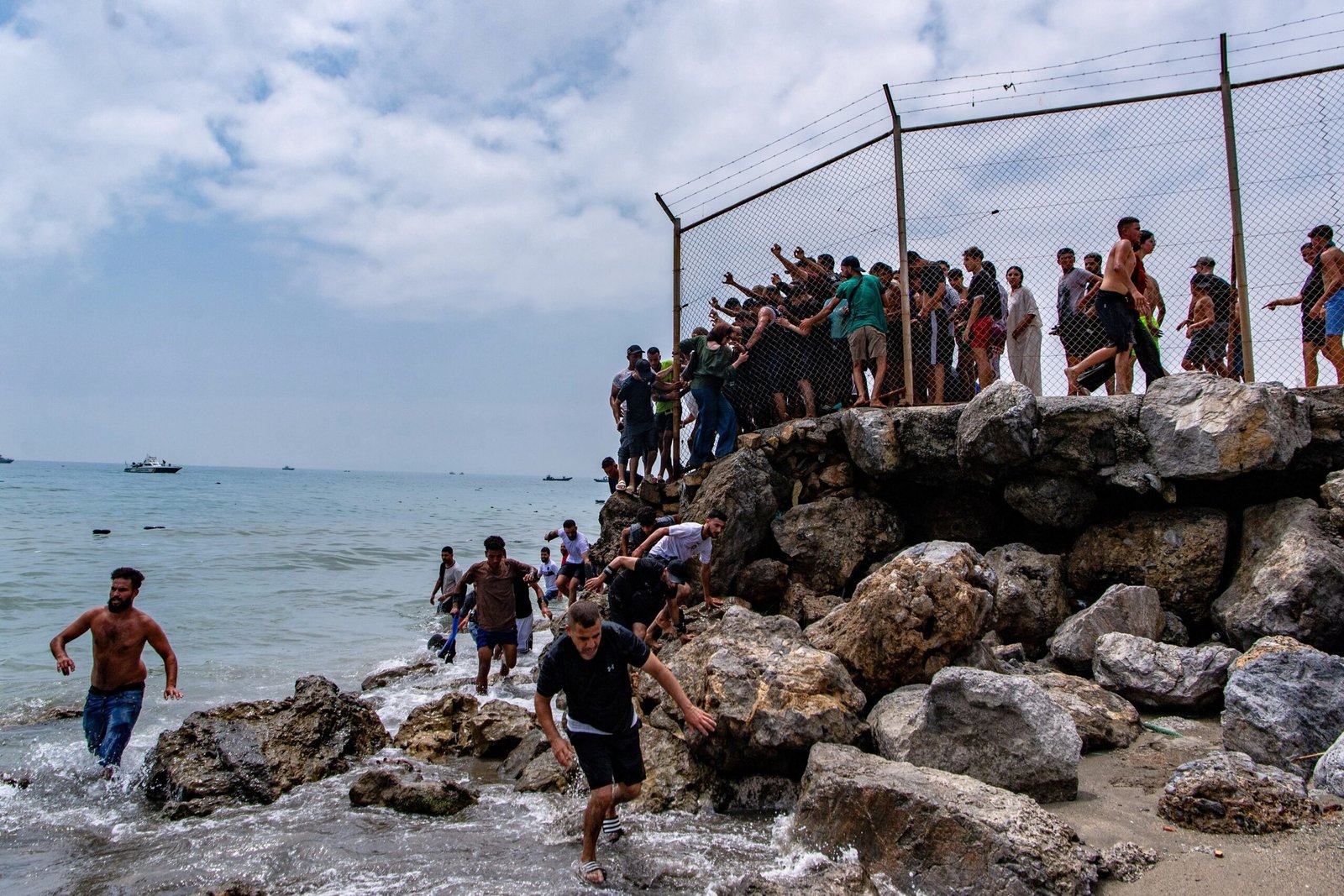 Morrem 10 pessoas no mar durante travessia do Marrocos a Ceuta em meio a nova onda migratória
