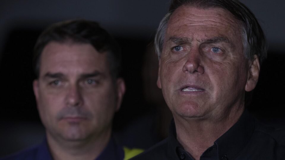 Flávio diz que Bolsonaro “foi enterrado vivo” por Moraes; aliados reagem