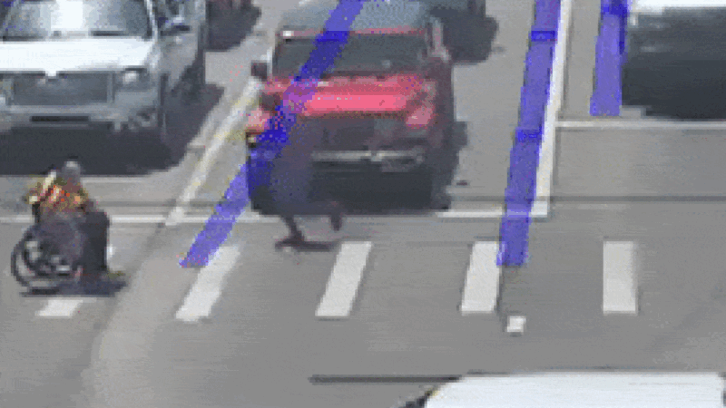 VÍDEO: ‘Homem-Aranha’ salva cadeirante e o ajuda a atravessar rua nos EUA