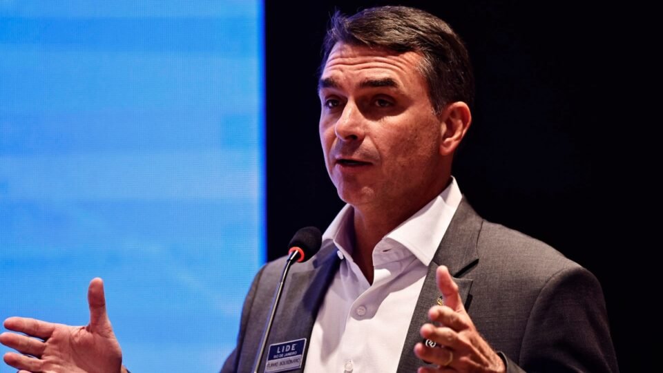 Flávio Bolsonaro diz que Lula quer usar tarifaço para se promover