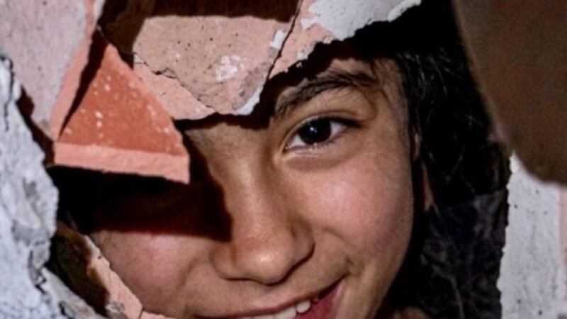 VÍDEO: Menina é resgatada com sorriso no rosto após ficar mais de 30 horas sob escombros na Venezuela