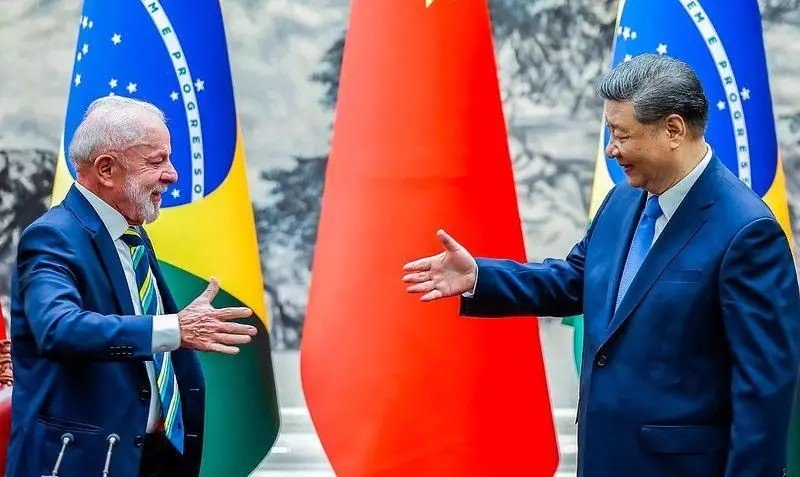 Xi Jinping diz a Lula que a China apoia o Brasil na rejeição à interferência externa