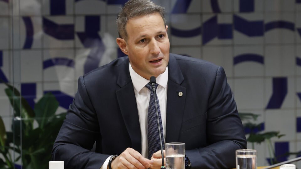 Juiz nega pedido de Derrite para remover post do Estadão que o associou a Vorcaro