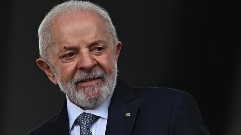Com bandeira do Brasil, Lula diz que governo “não vacilará” na defesa da soberania