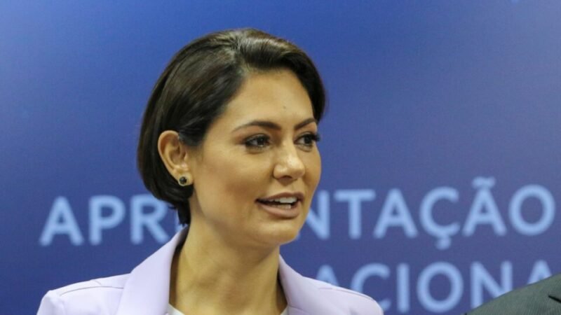 Governadora do DF faz aceno a Michelle Bolsonaro para concorrer ao Senado