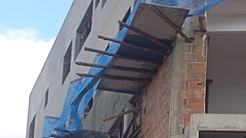 Pedreiros morrem ao caírem de andaime de 10 metros em obra de MG