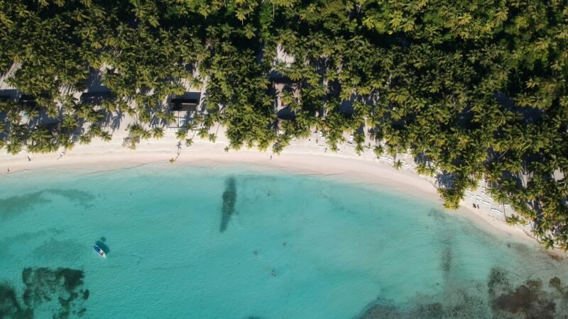 Companhia aérea é condenada a pagar R$ 30 mil por atraso em viagem de lua de mel de casal no Caribe