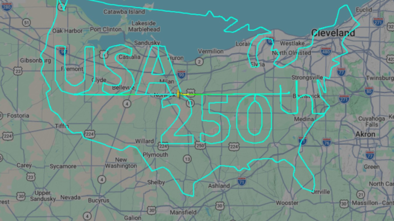 Piloto desenha homenagem aos EUA no céu com rota do avião