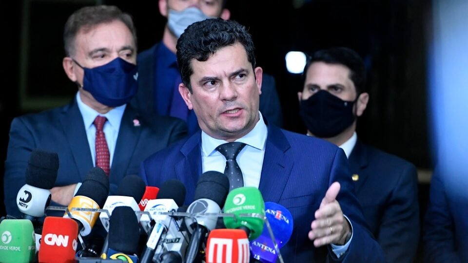 Após visita a Filipe Martins, Sergio Moro cobra aplicação urgente da Lei da Dosimetria