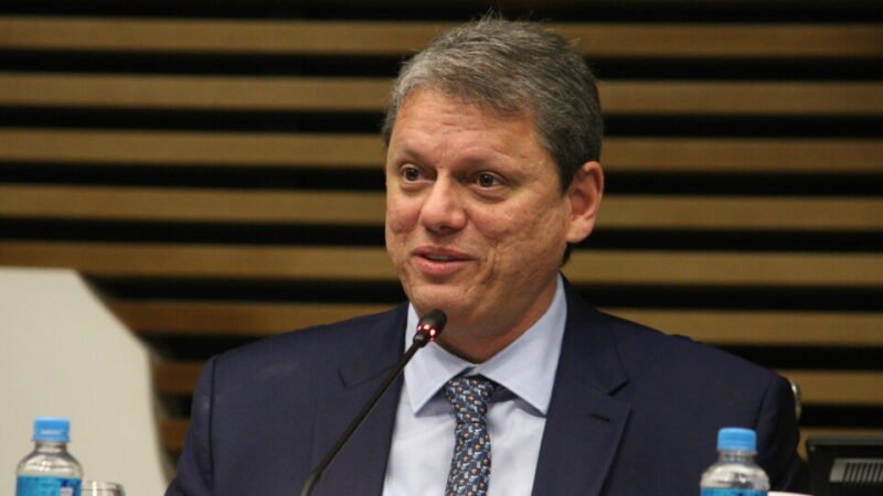 Após fala de Flávio, Tarcísio diz confiar nas urnas e pede foco em projetos para o país