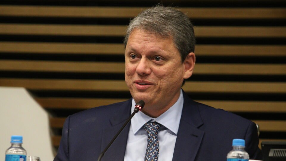 Após fala de Flávio, Tarcísio diz confiar nas urnas e pede foco em projetos para o país
