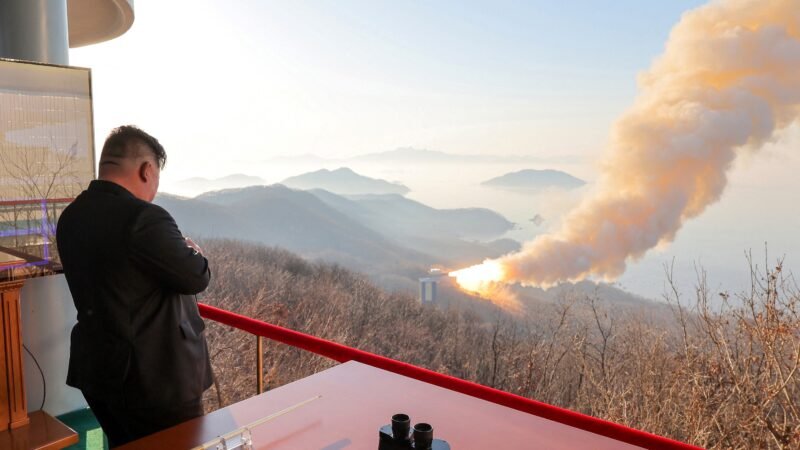 Coreia do Norte lança míssil balístico em direção ao mar do Japão, diz Coreia do Sul