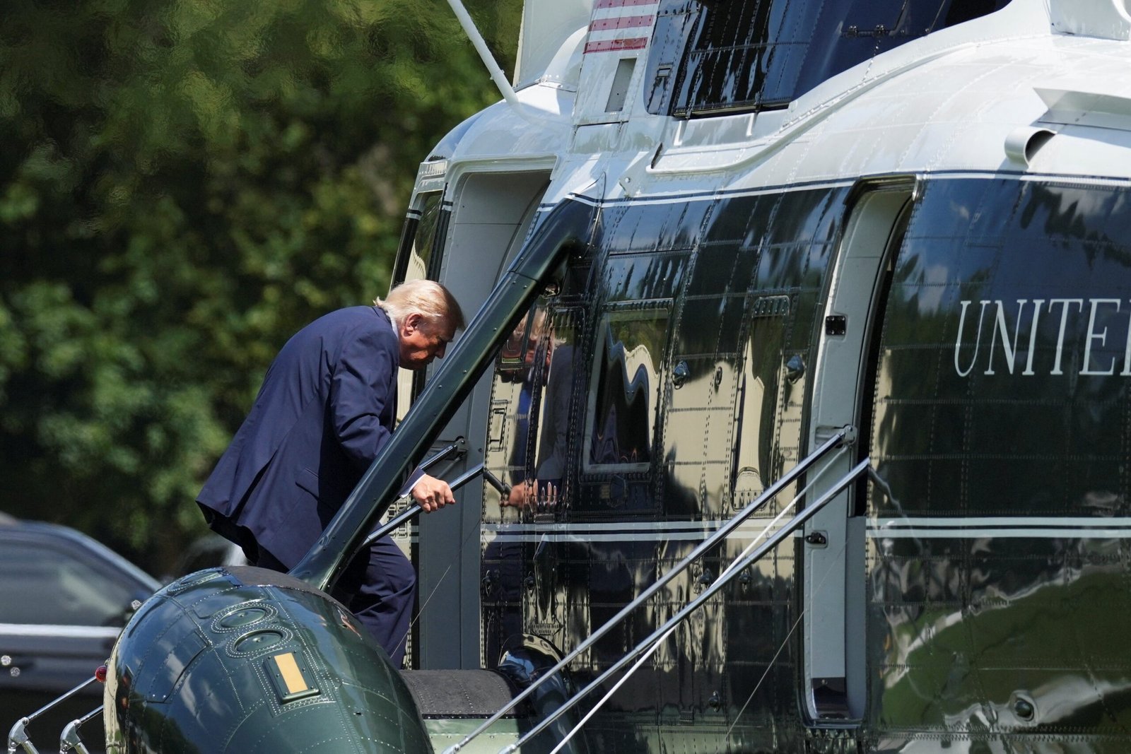 Quebra de protocolo faz helicóptero de Trump passar a pouco mais de 1 km de avião comercial, diz jornal