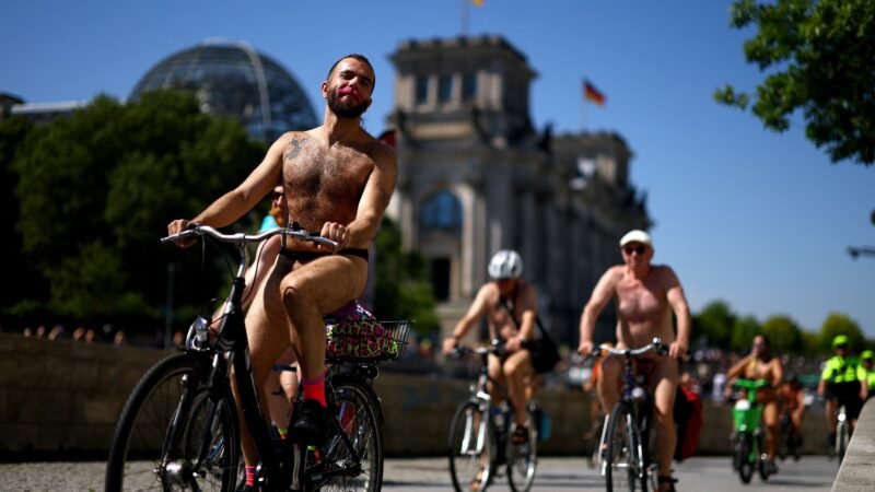 Centenas de ciclistas nus fazem passeio para promover o naturismo
