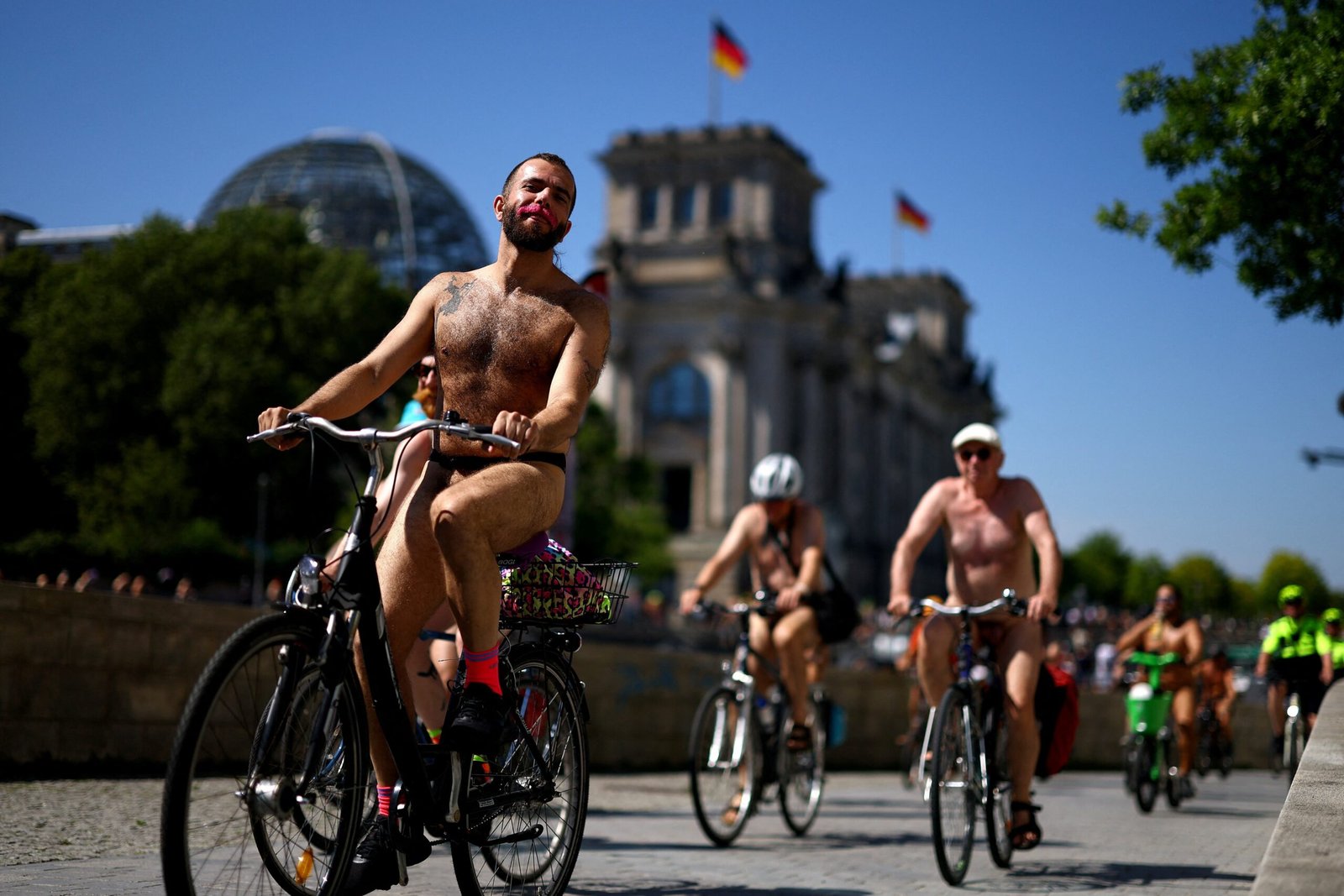 Centenas de ciclistas nus fazem passeio para promover o naturismo