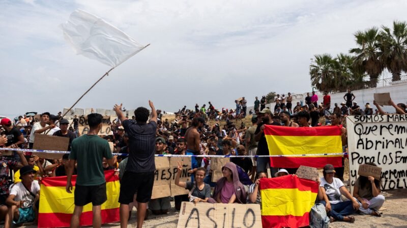 Centenas de imigrantes protestam em Ceuta e pedem asilo