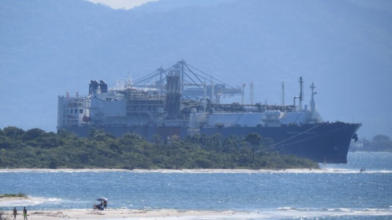 Navio é atingido por projétil perto de Omã em meio à expectativa de novos ataques dos EUA e Israel ao Irã