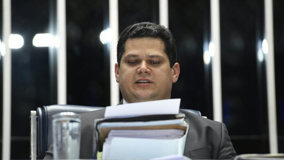 Por que as denúncias contra Davi Alcolumbre e outros senadores estão paradas?
