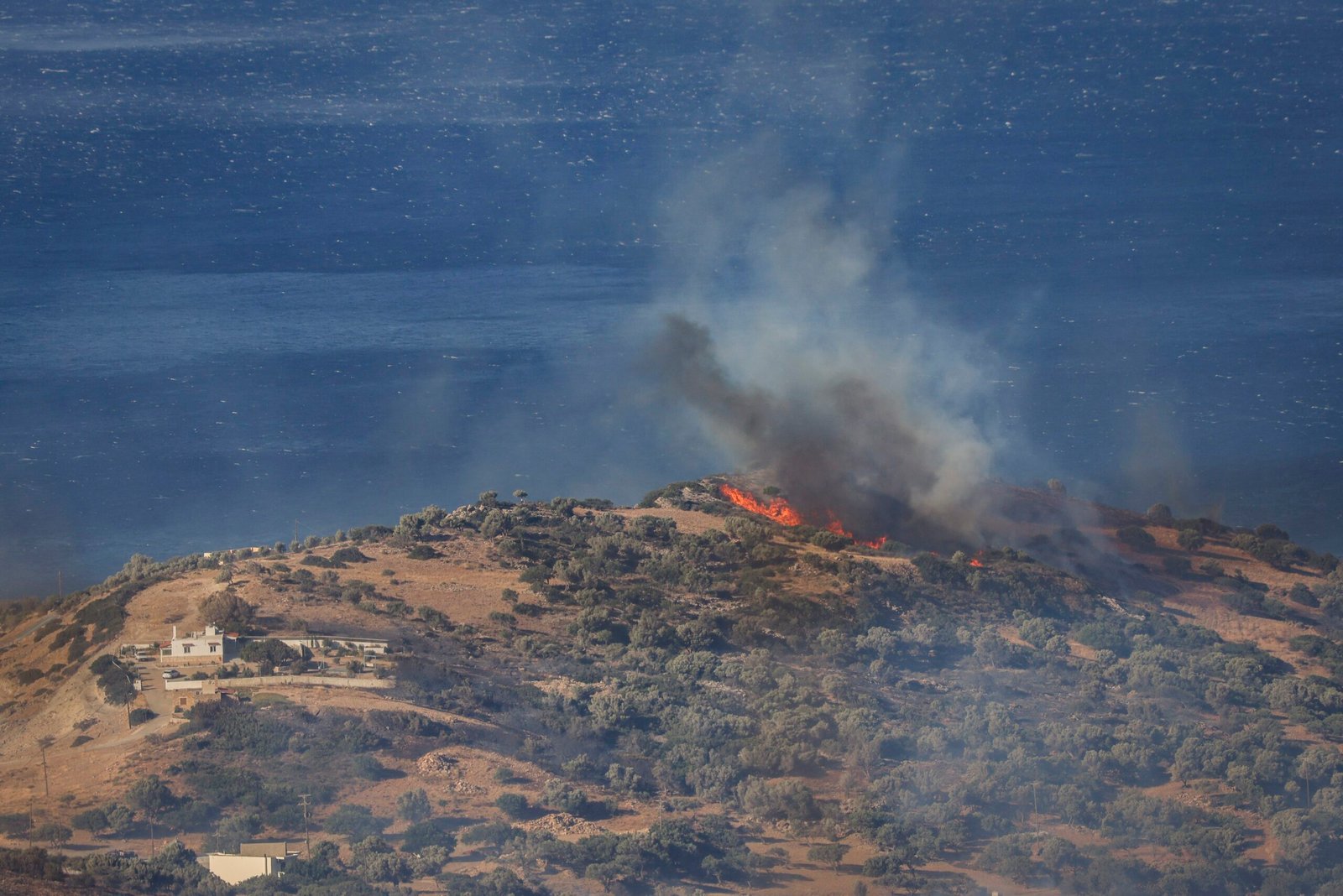 Incêndios avançam na Grécia e moradores são evacuados na região de Atenas