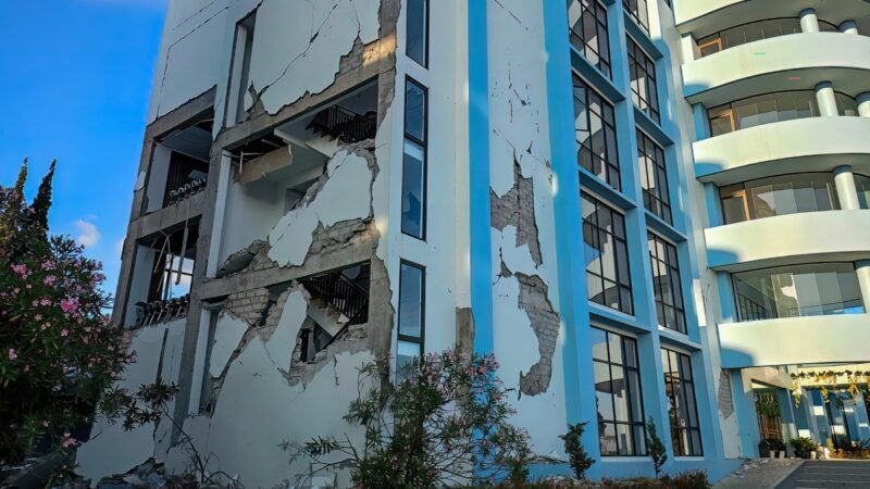 VÍDEO: Terremoto de magnitude 7,7 atinge a costa da Indonésia, causa estragos e deixa mortos