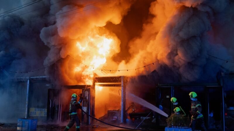 Ataque russo com mísseis e drones provoca incêndios e deixa feridos na Ucrânia