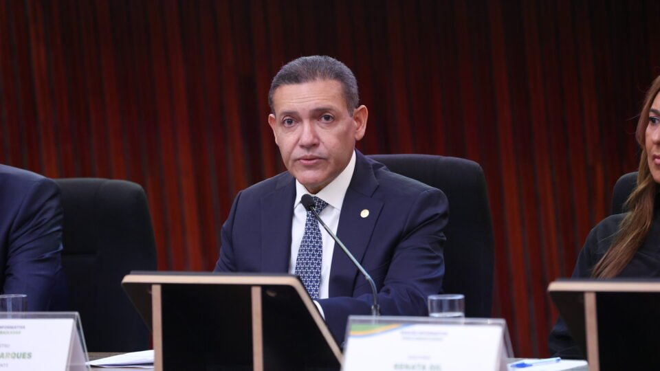TSE tem maioria para remover posts de Flávio contra Lula, mas Nunes Marques trava julgamento
