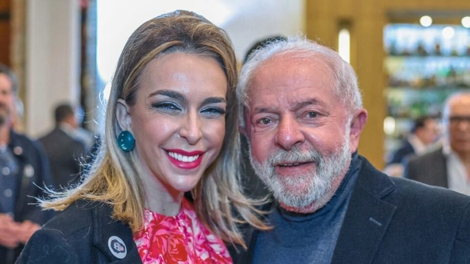 Celular de Roberta ainda tem muito a revelar, mas Lulinha só deve ser chamado pela PF após 2º turno