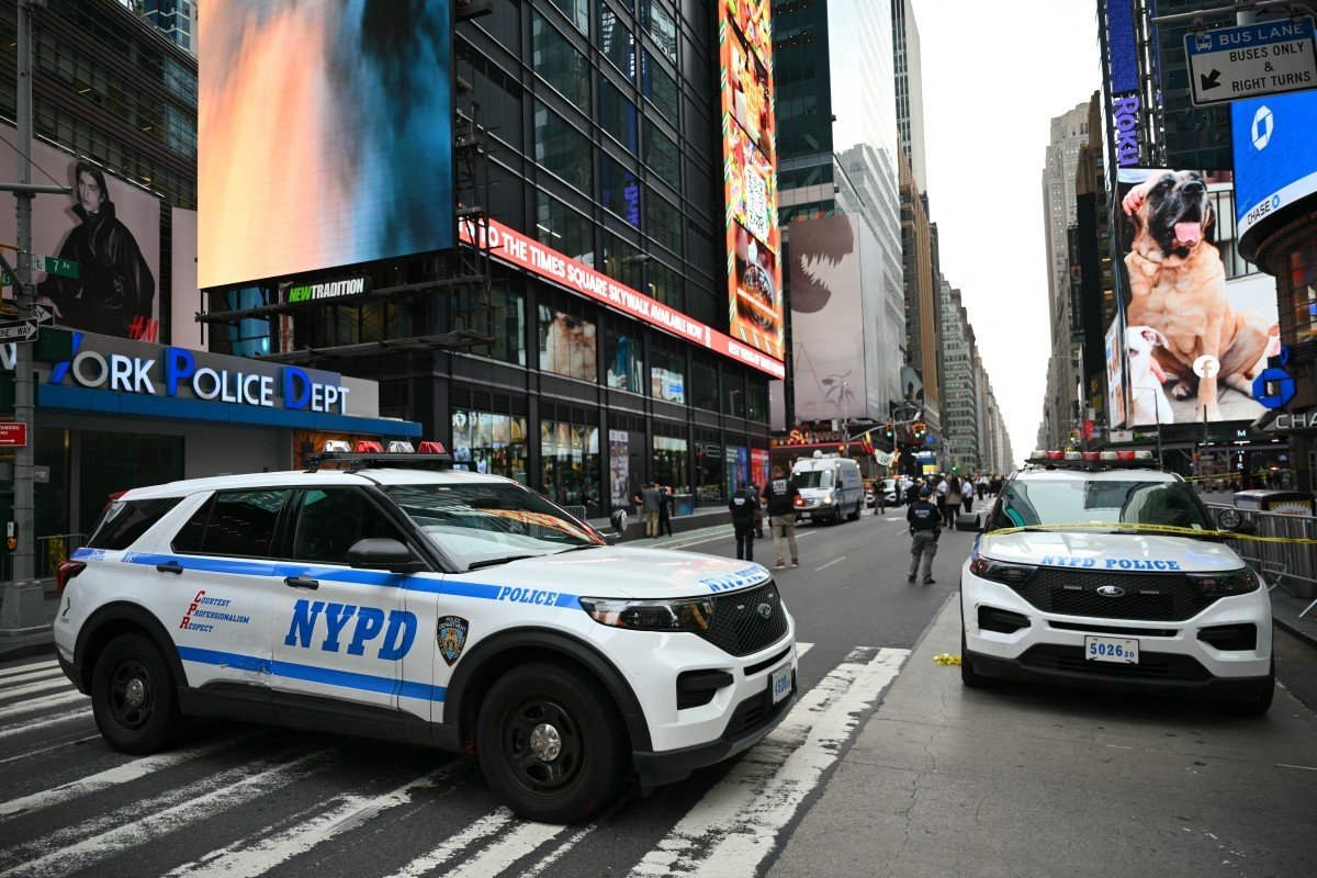 Mulher mata uma pessoa, fere outra a facadas e é morta pela polícia na Times Square, em Nova York
