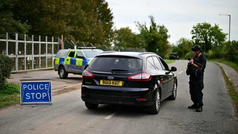 Polícia britânica não encontra explosivos em carros de suspeitos presos perto de base usada pelos EUA