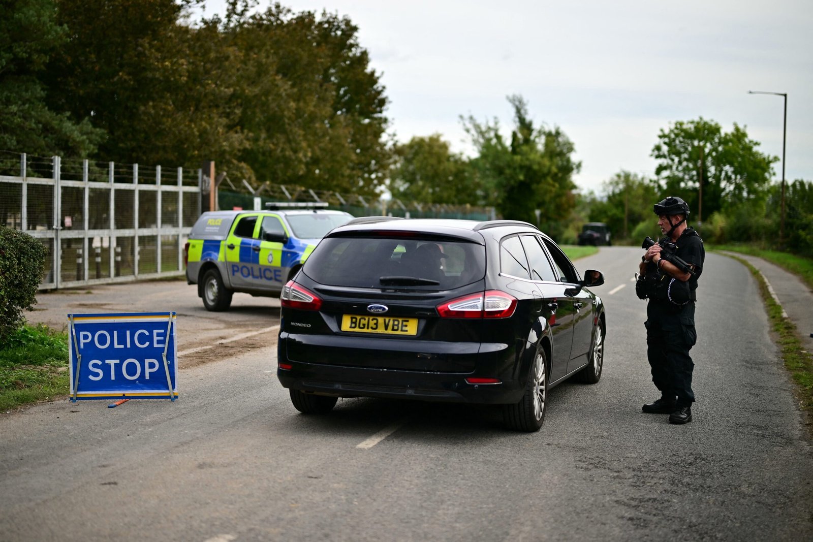 Polícia britânica não encontra explosivos em carros de suspeitos presos perto de base usada pelos EUA