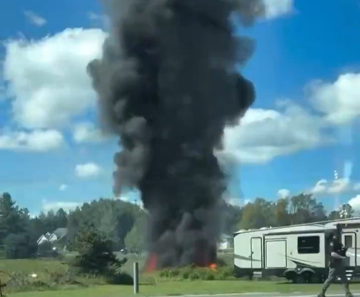 VÍDEO: Caça F-16 dos EUA cai perto de estrada em Michigan