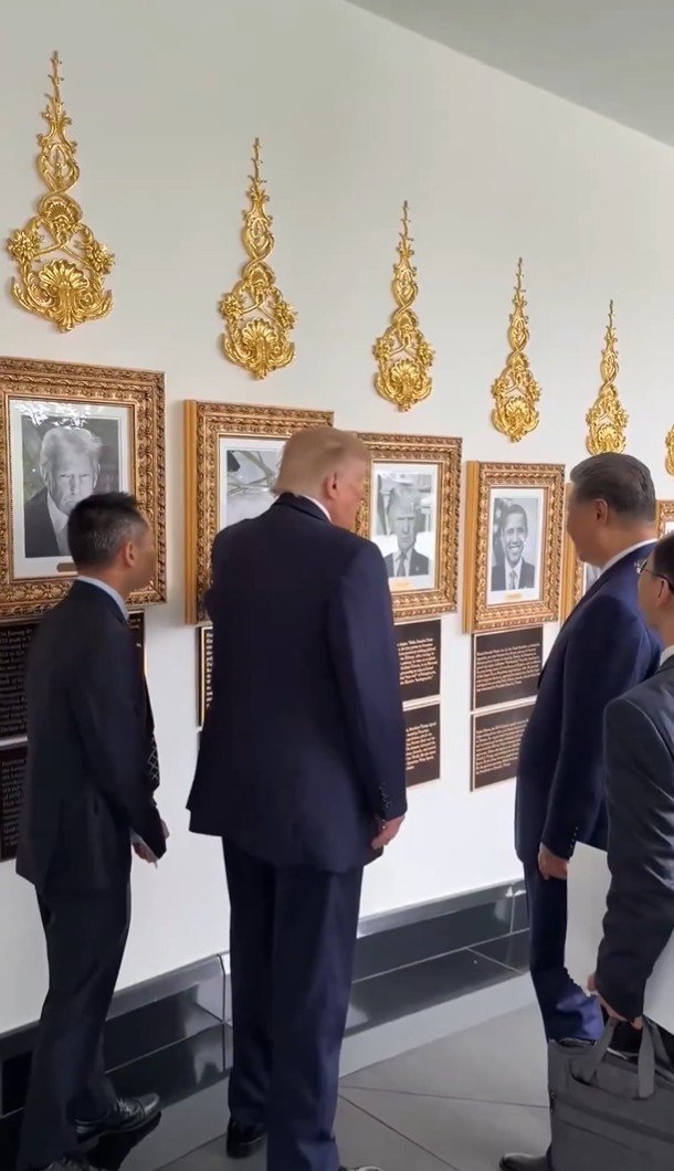 Casa Branca divulga VÍDEO de Trump mostrando foto de caneta colocada por ele no lugar de retrato de Joe Biden