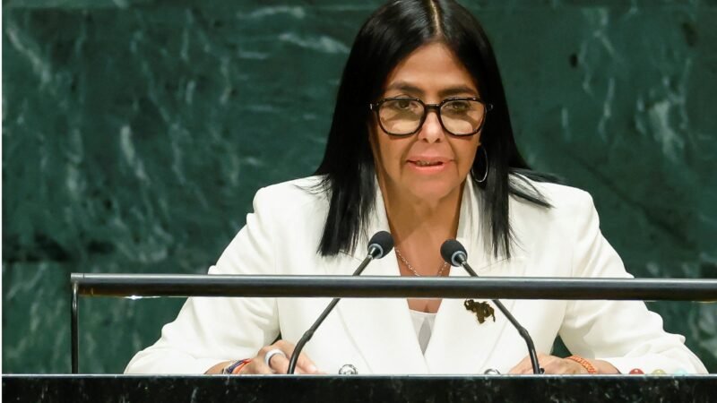Delcy Rodríguez usa broche que parece mostrar mapa de Venezuela com Essequibo anexada em discurso na ONU