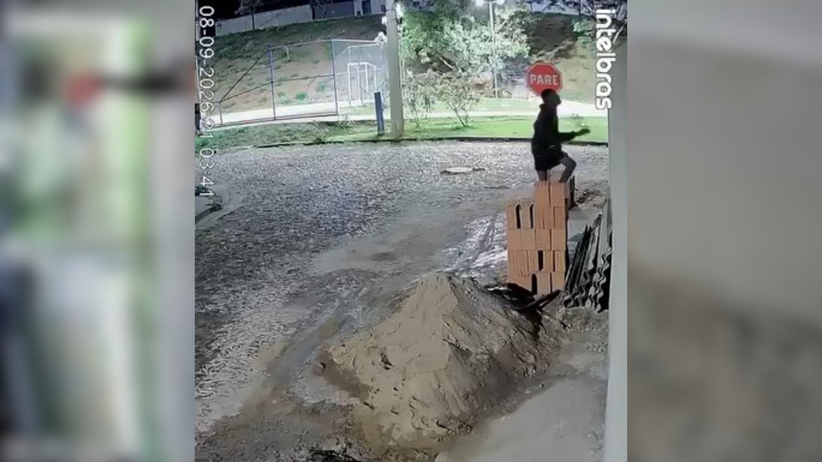 VÍDEO: Homem invade obra, furta serra e devolve equipamento ao ser localizado por amigos da vítima