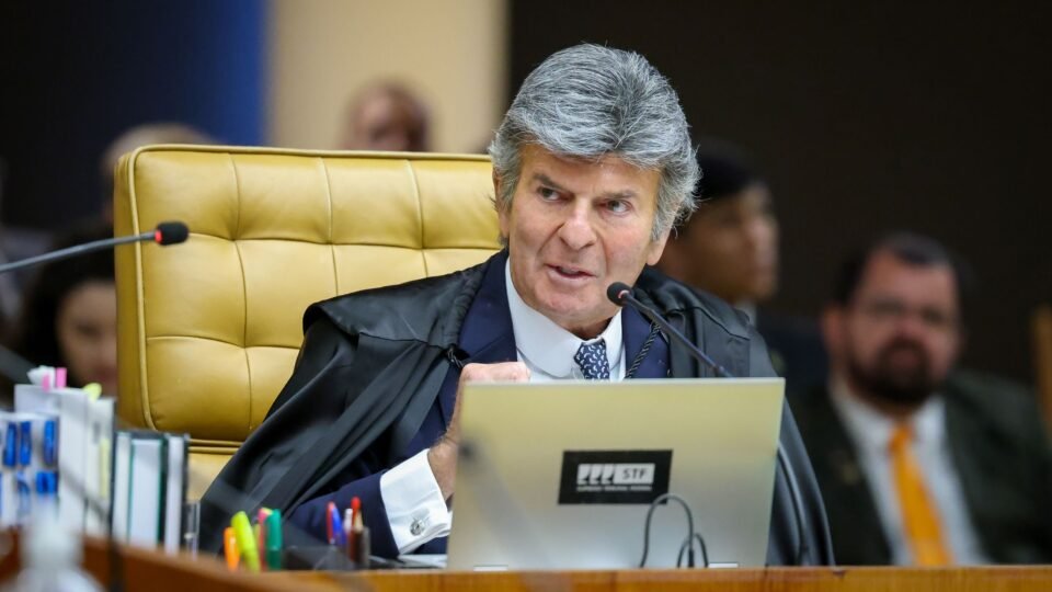 Fux enfrenta Dino e restabelece ordem de Mendonça contra posts sobre Flávio e Nossa Senhora