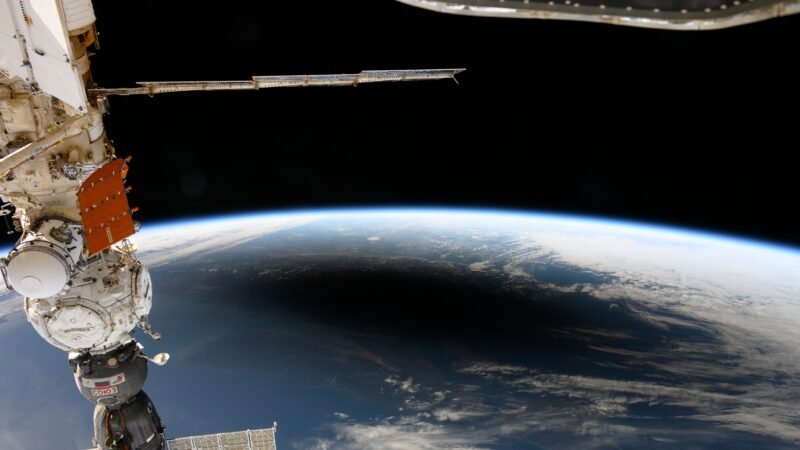 Satélite espião dos EUA explode na órbita da Terra; motivo não foi divulgado