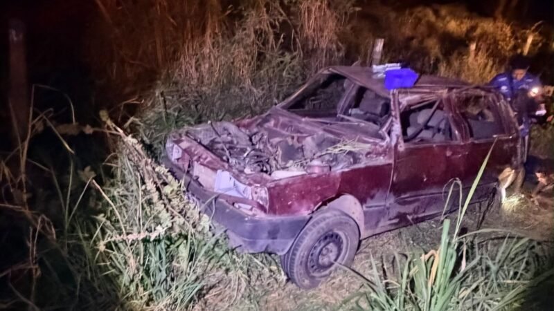 Carro capota e quatro pessoas ficam feridas na BR-352, em MG