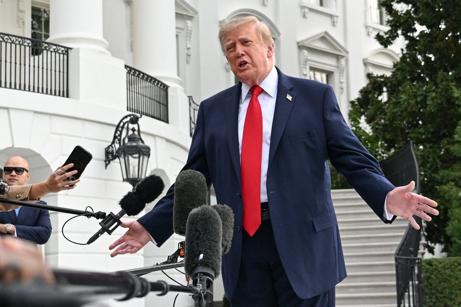 Trump divulga suposto celular de senador e pressiona por horário de verão permanente nos EUA