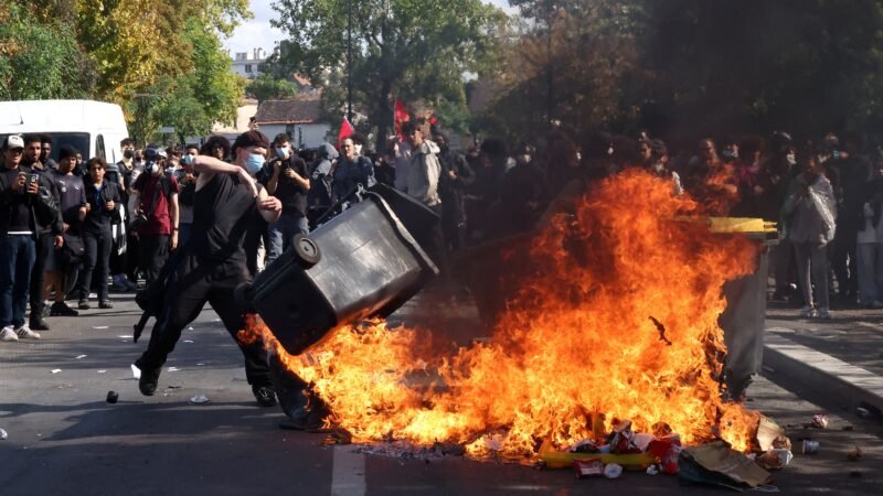 França suspende uso de bombas de efeito moral em protestos após estudante ter mão arrancada por explosão