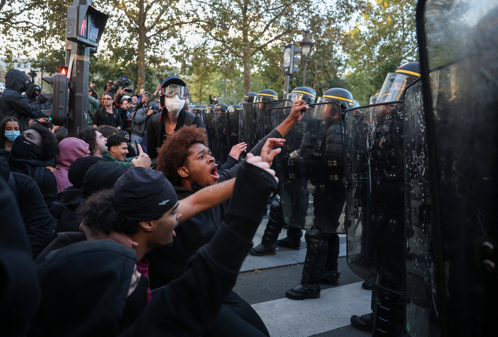 Batalha e ruas tomadas em Paris: VÍDEOS mostram confronto entre policiais e estudantes em protestos pela educação