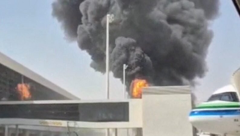 Avião é atingido em ataque na Arábia Saudita; VÍDEO mostra fumaça na pista do aeroporto de Riade