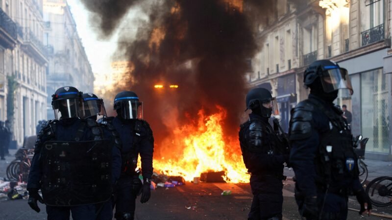 França registra novos confrontos em Paris após dia de protestos