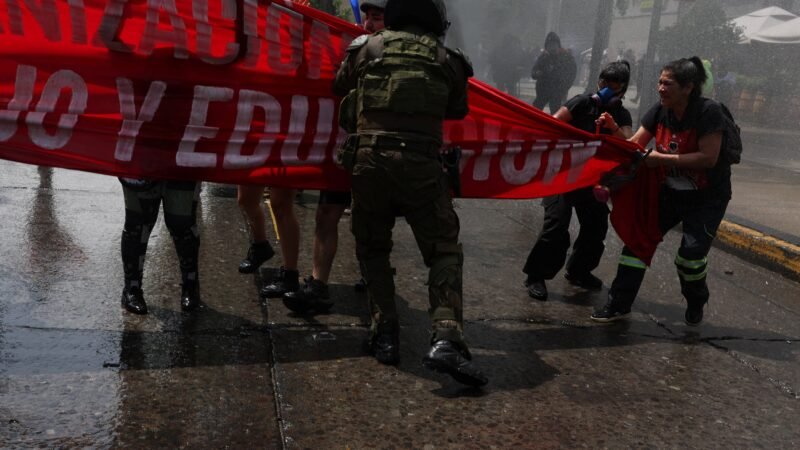 Chile prende 110 pessoas em protestos no aniversário da ‘revolta social’ de 2019