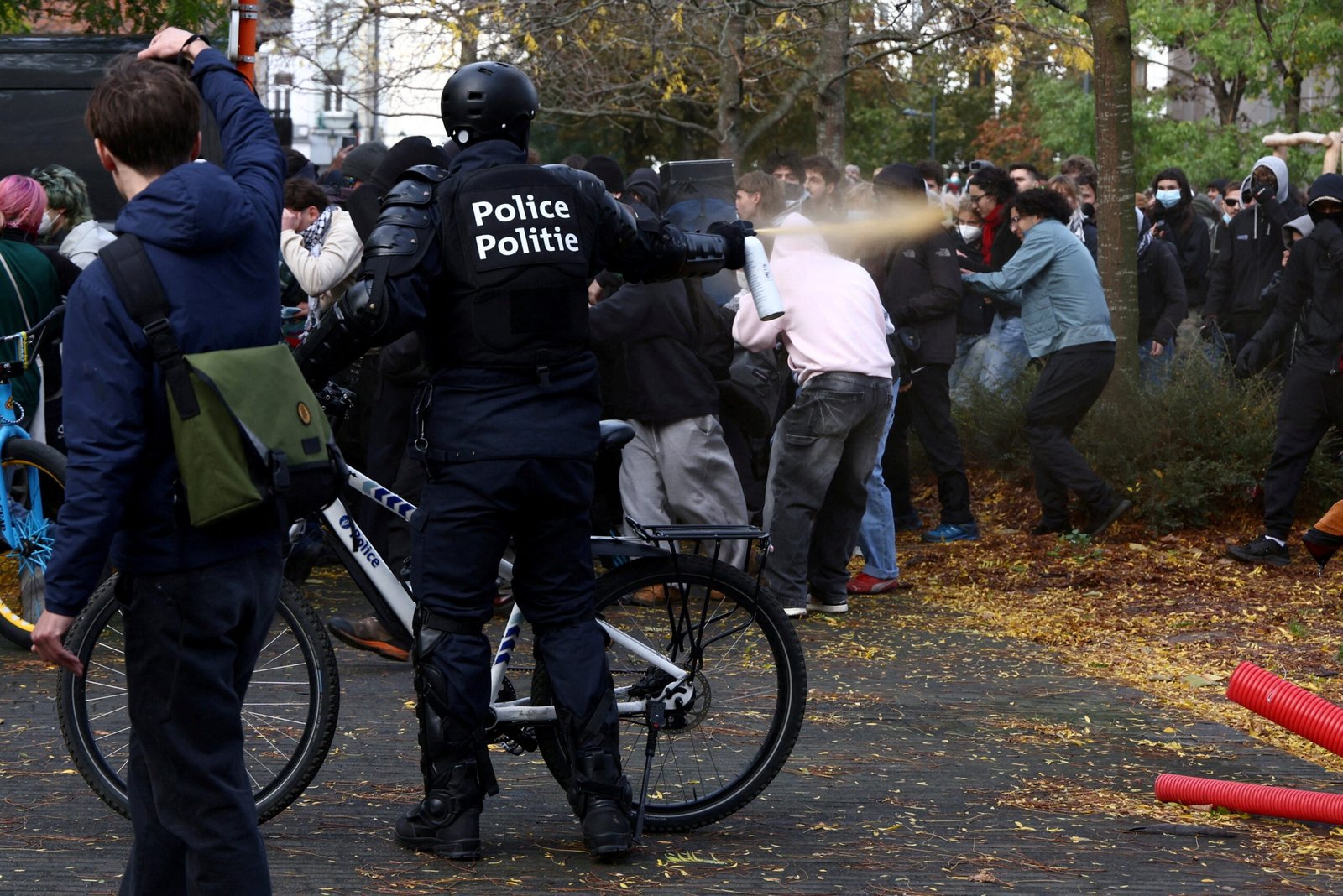 Protestos na Bélgica e na Albânia têm confronto entre manifestantes e policiais; VÍDEO