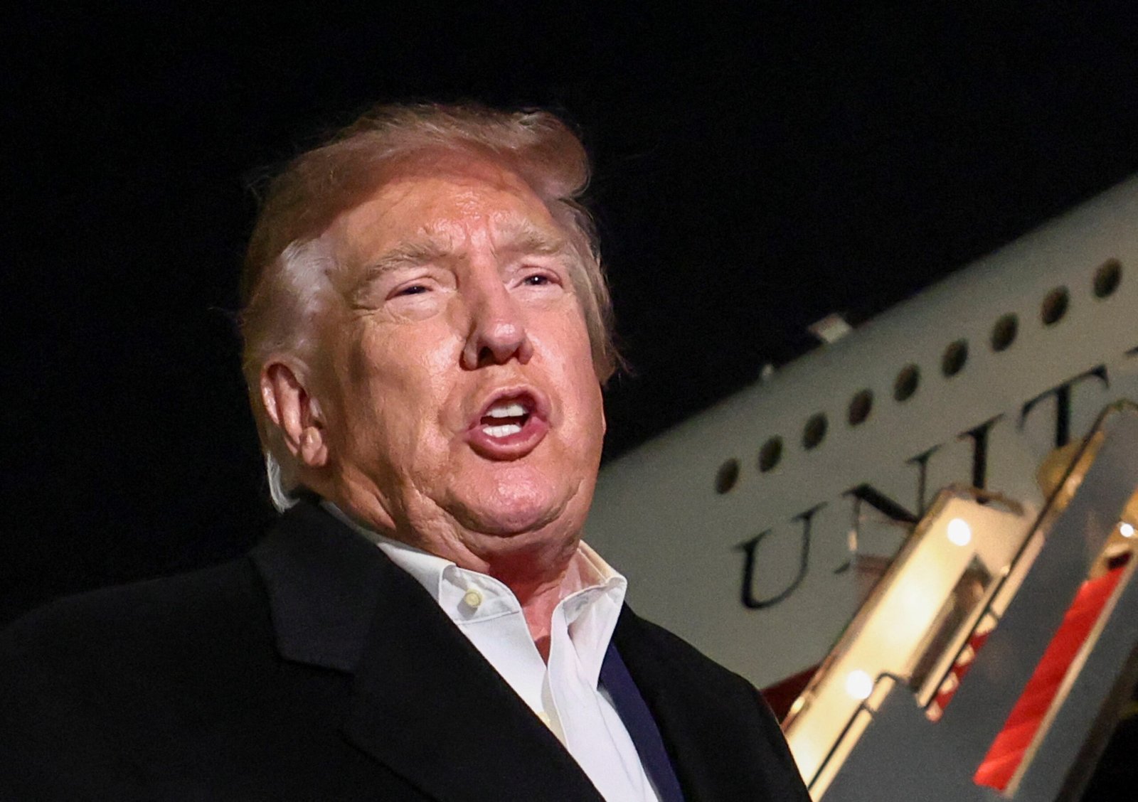 Trump diz que aprova ida de Flávio Bolsonaro aos EUA