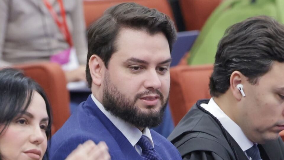Ministro Dias Toffoli mantém Filipe Martins em regime de prisão fechado