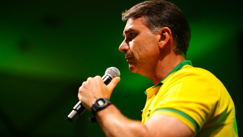 Flávio Bolsonaro declara liderança da oposição a partir dos EUA