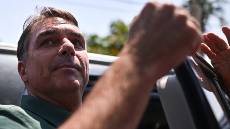 Flávio Bolsonaro lidera oposição a partir dos Estados Unidos após ordem do STF