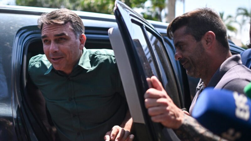 Polícia Federal investiga rede de apoio usada por Flávio Bolsonaro para sair do país
